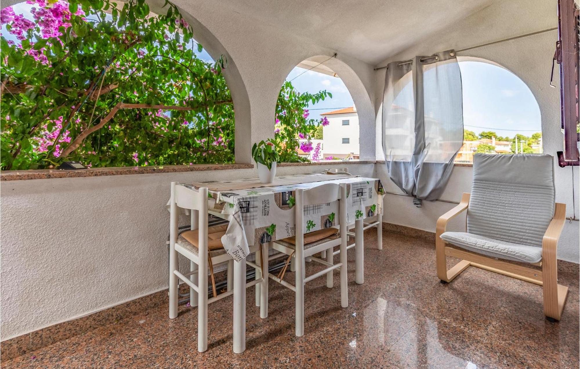 2 Bedroom Beautiful Apartment In Premantura Buitenkant foto