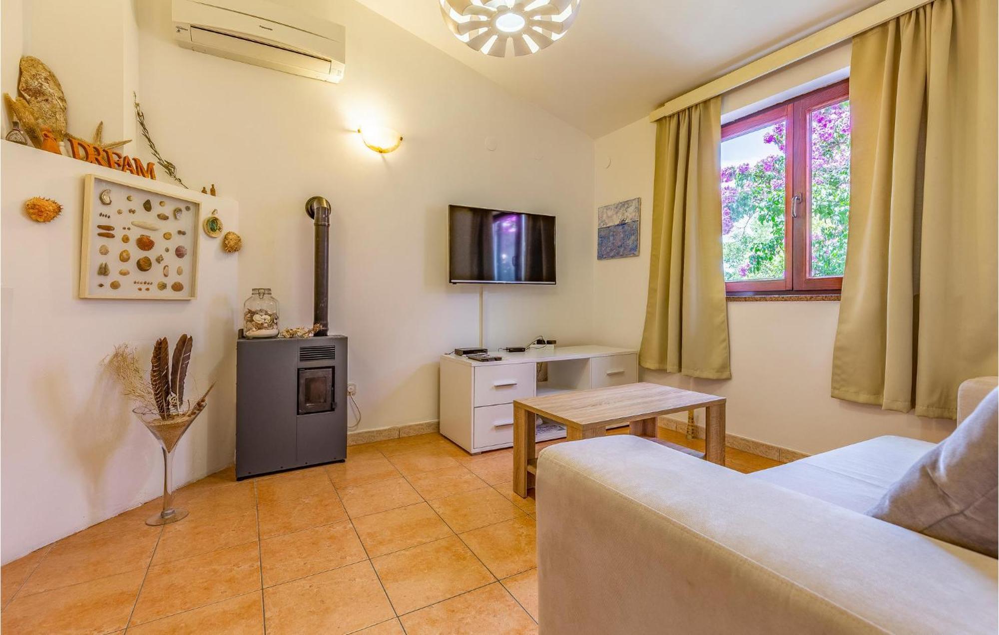 2 Bedroom Beautiful Apartment In Premantura Buitenkant foto