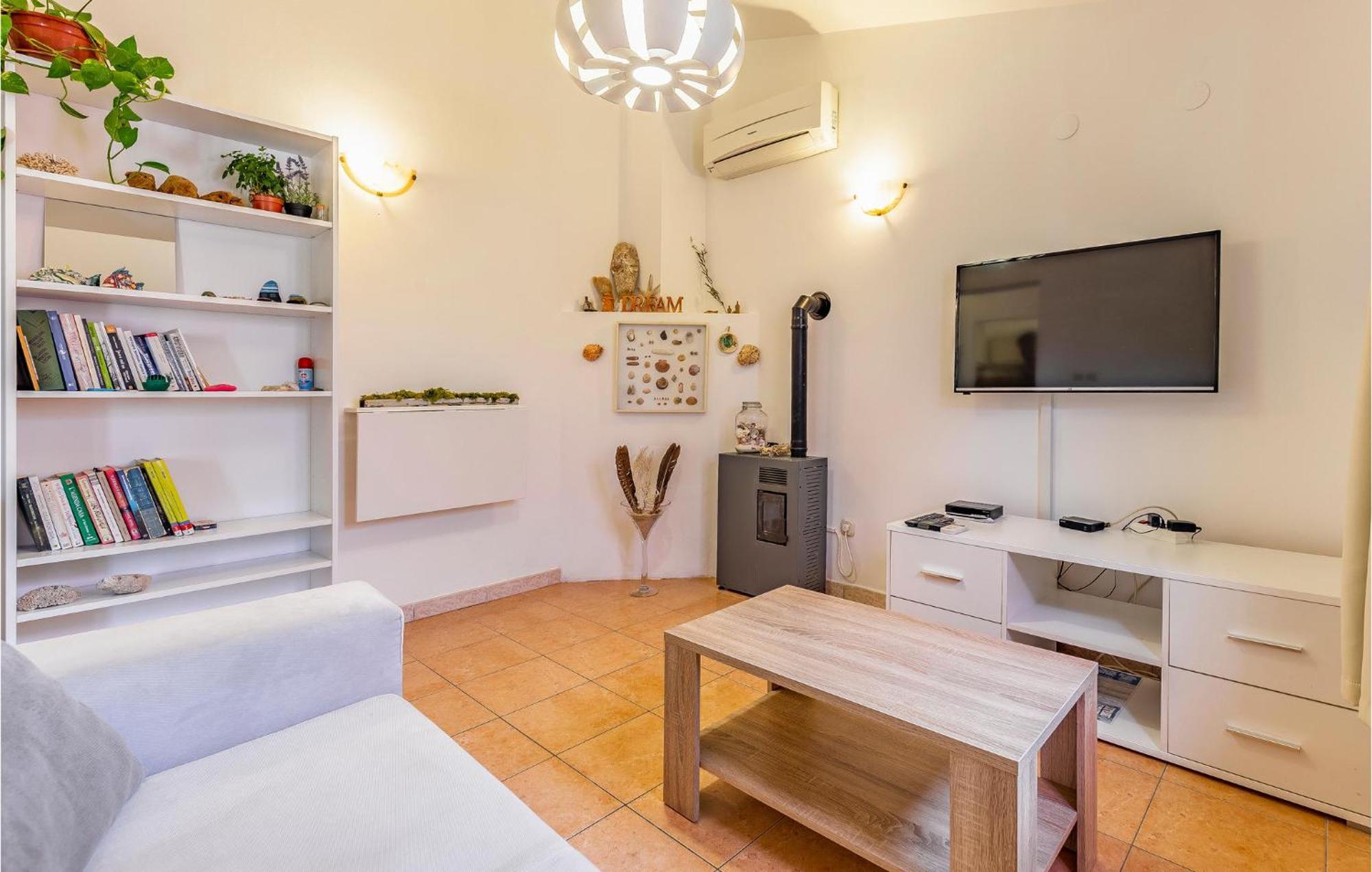 2 Bedroom Beautiful Apartment In Premantura Buitenkant foto